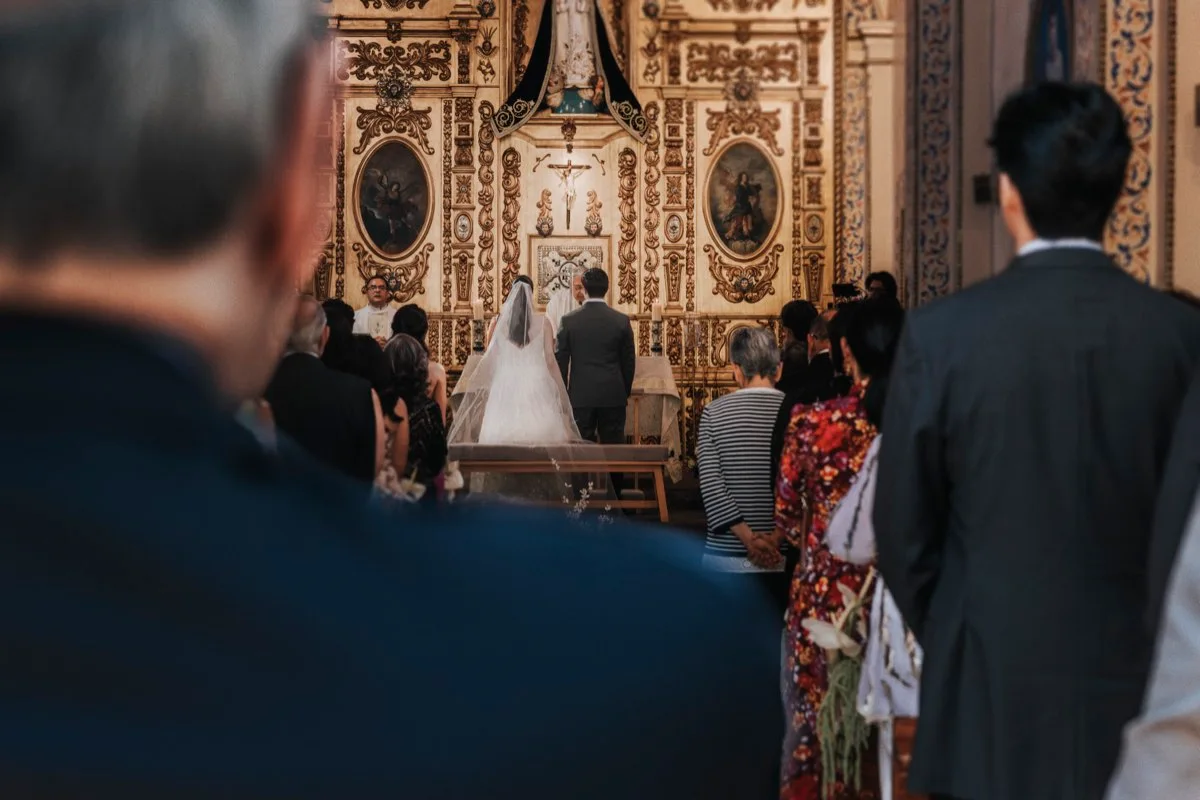 Ceremonia religiosa de Alex y Andy frente al altar en El Altto, San Ángel, Ciudad de México