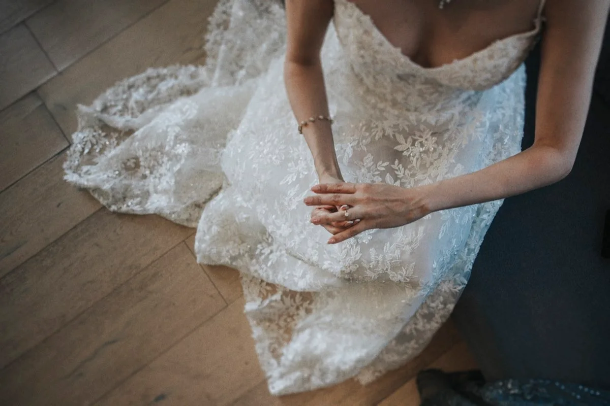 Detalle del vestido de novia y anillo de compromiso de Andy antes de la ceremonia