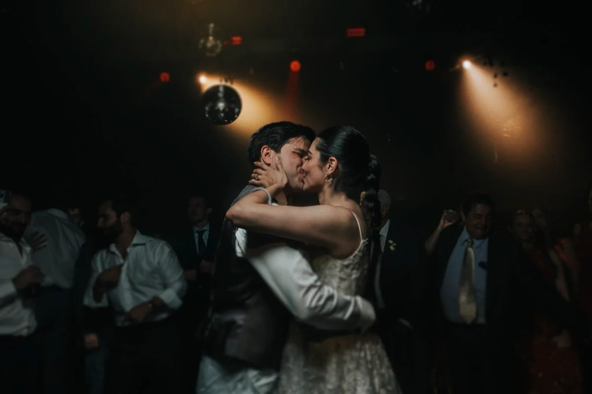 Primer baile en la fiesta entre luces cálidas, fotografía documental de boda — Christian Macías