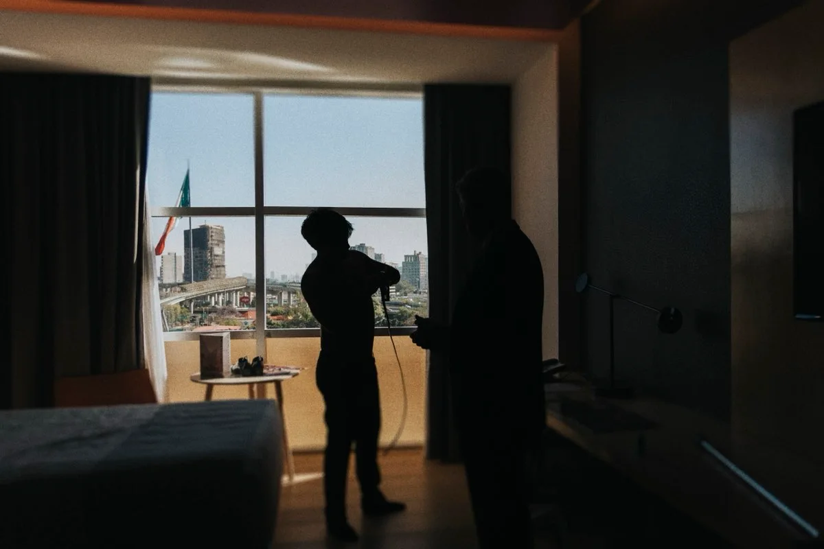 Beso entre los novios a través del velo, fotografía documental de boda — Christian Macías