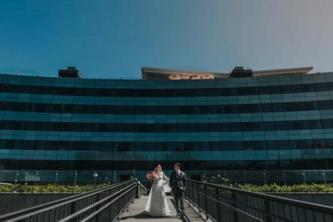Retrato de los novios Alex y Andy caminando por Ciudad de México el día de su boda