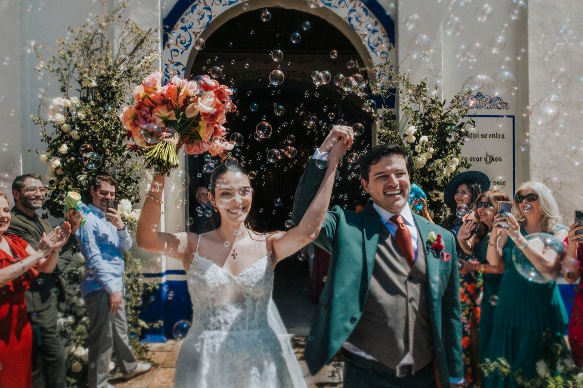 Alex y Andy saliendo de su ceremonia entre burbujas en El Altto, San Ángel