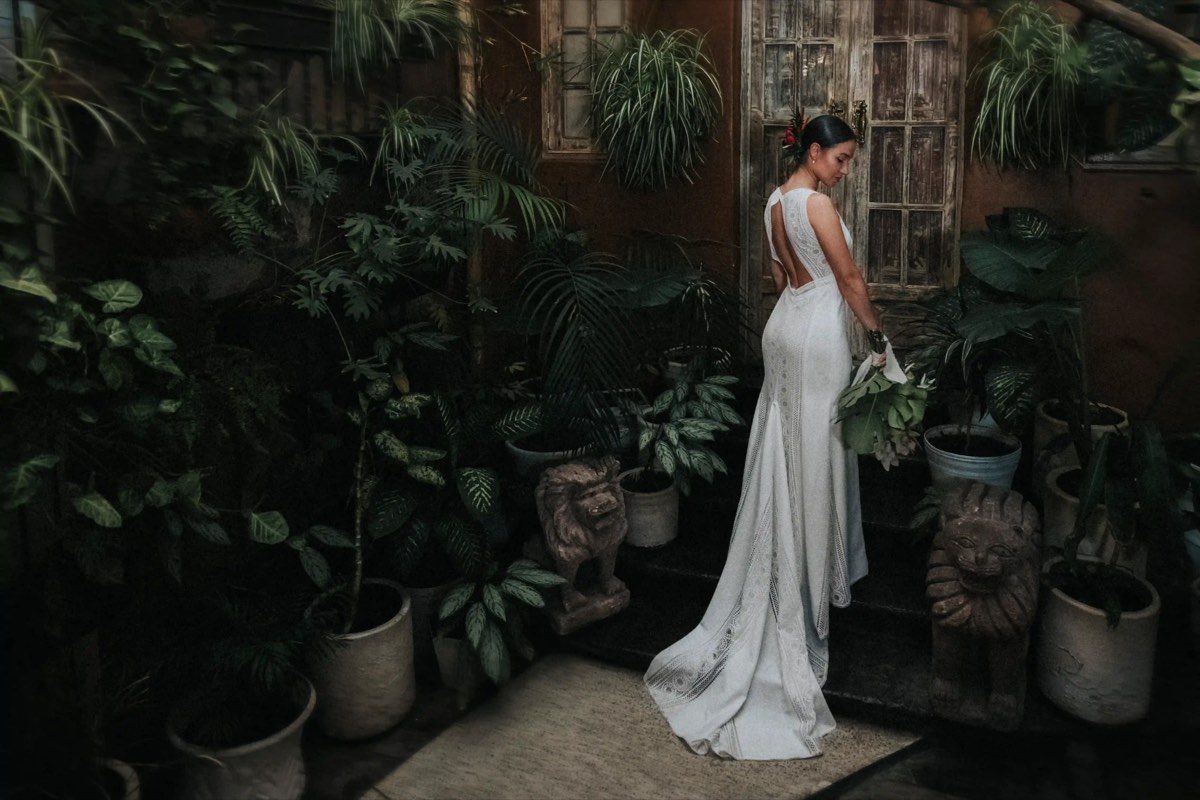 Novia en jardín tropical, boda documental Guadalajara