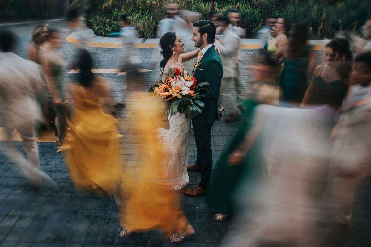 Boda documental — invitados bailando alrededor de los novios