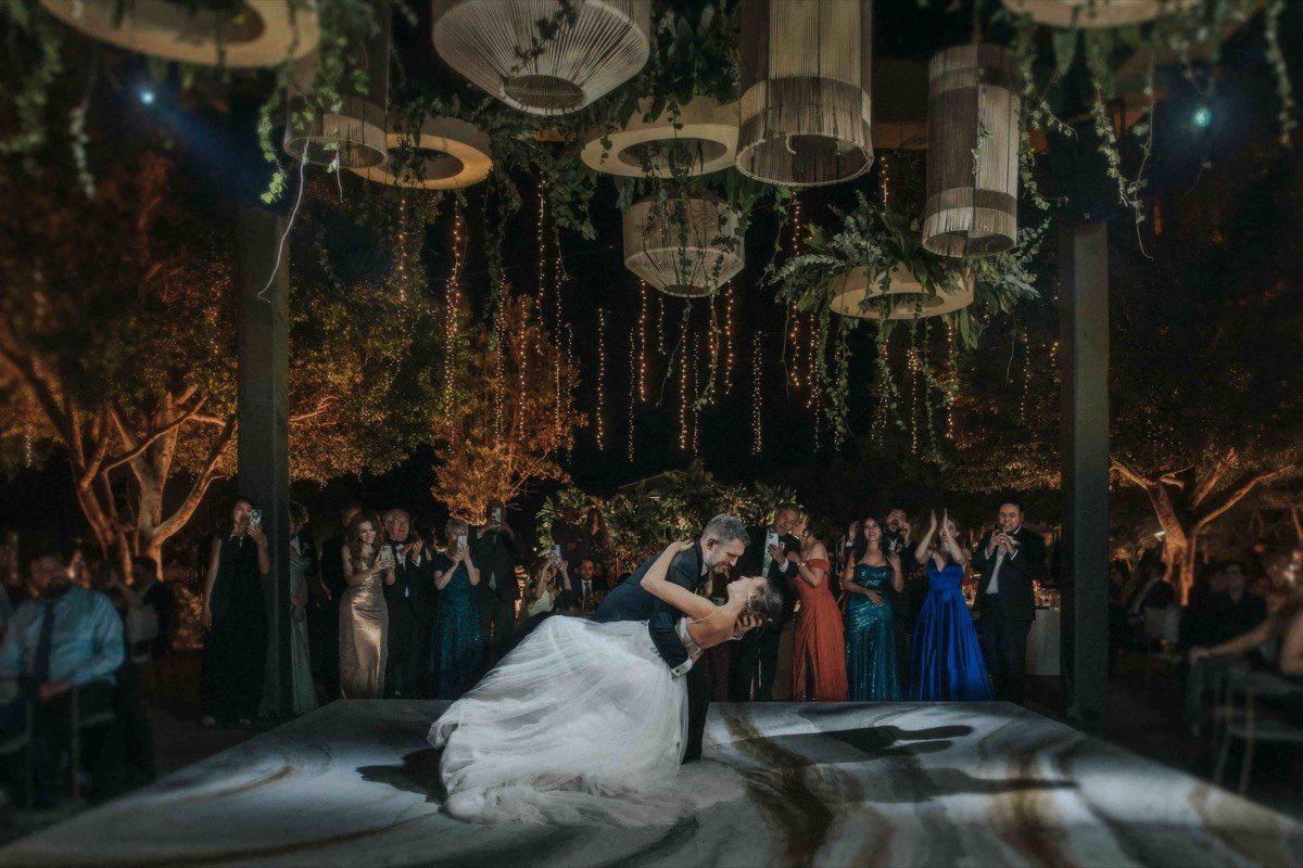Primer baile de bodas, invitados aplaudiendo