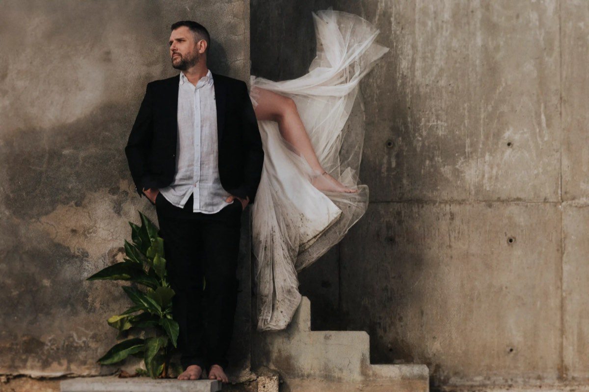 Retrato conceptual de pareja de novios, fotografía documental