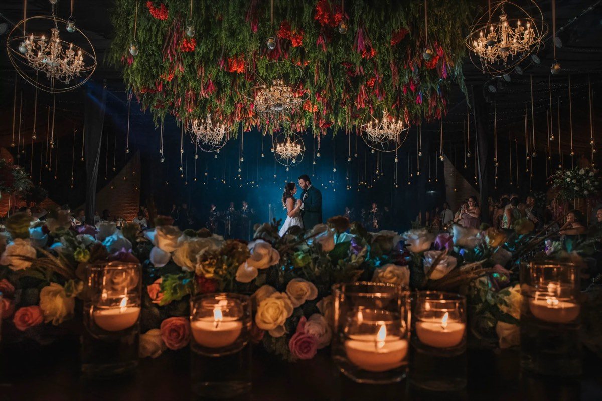 Baile de novios con decoración floral y velas