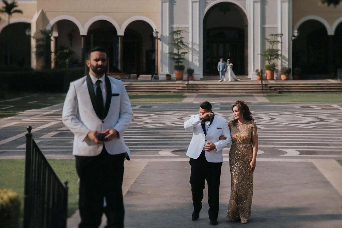Familia caminando previo a la ceremonia de boda