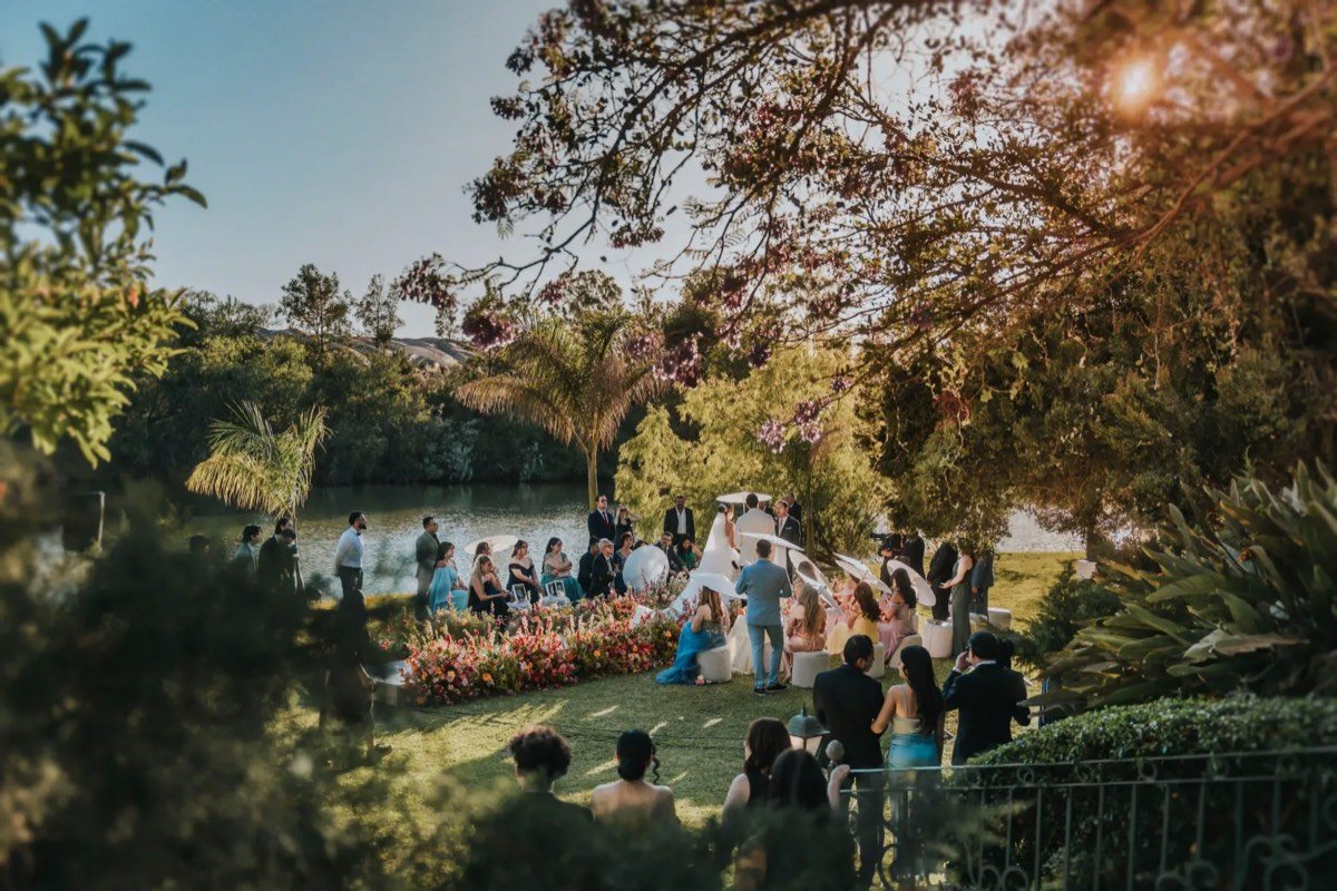 Ceremonia de boda junto al lago con invitados