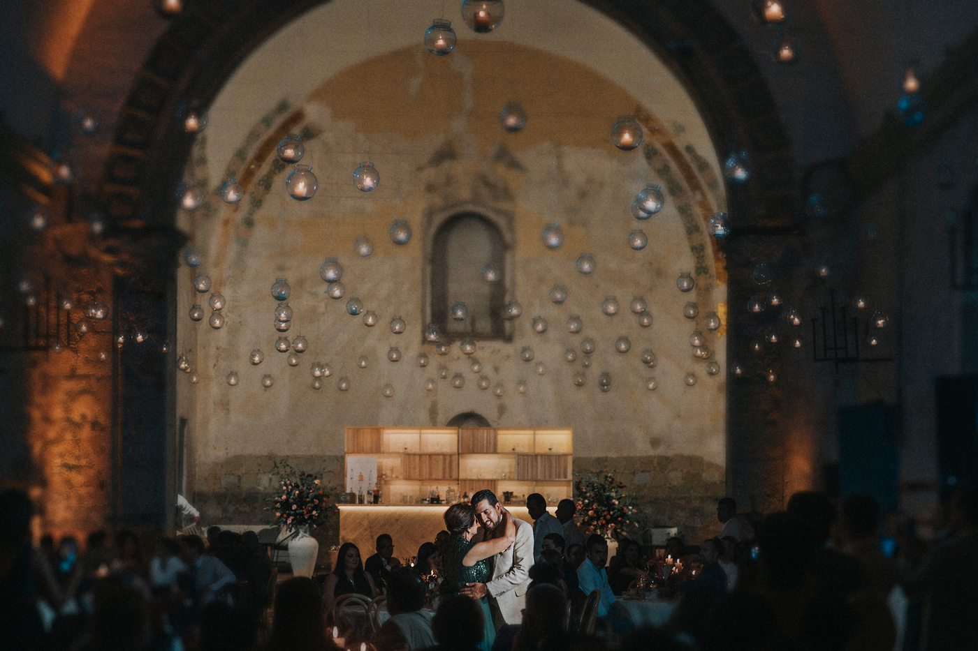 Capilla del ex convento de Santa Catalina iluminada durante una boda en Quinta Real Oaxaca