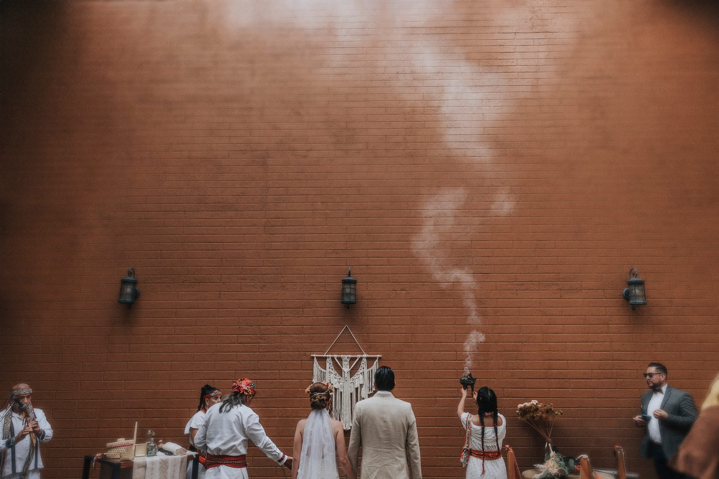 Ceremonia chamánica de boda con humo de copal en el claustro de Quinta Real, Oaxaca
