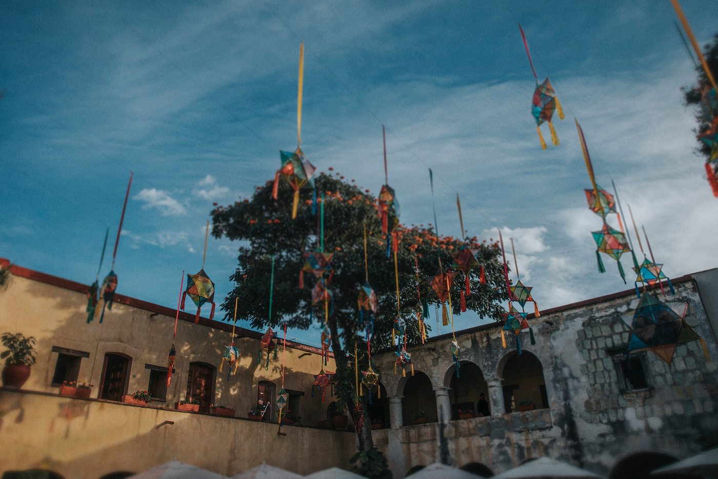 Piñatas y papel picado colgando sobre el patio del ex convento de Quinta Real, Oaxaca