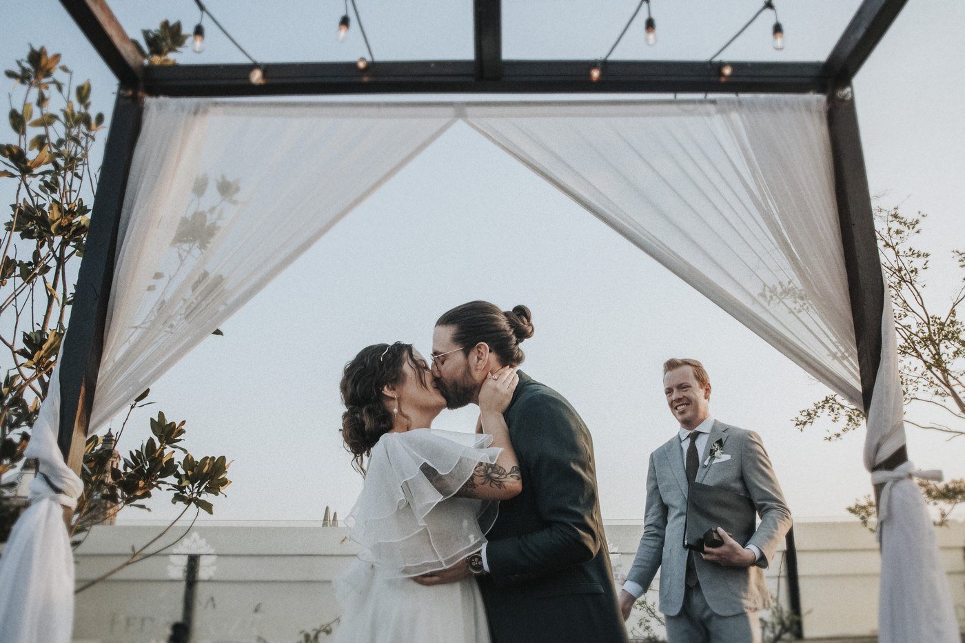 Laura y Andrew besándose bajo el arco de su ceremonia en la terraza de Casa Pedro Loza, Guadalajara