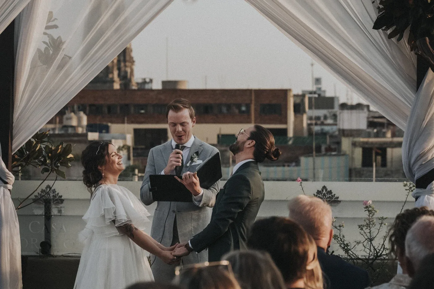 Ceremonia de Laura y Andrew en la terraza de Casa Pedro Loza, con vista al centro de Guadalajara