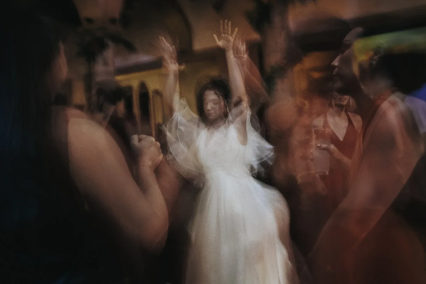 Laura bailando entre invitados durante la fiesta, foto con movimiento
