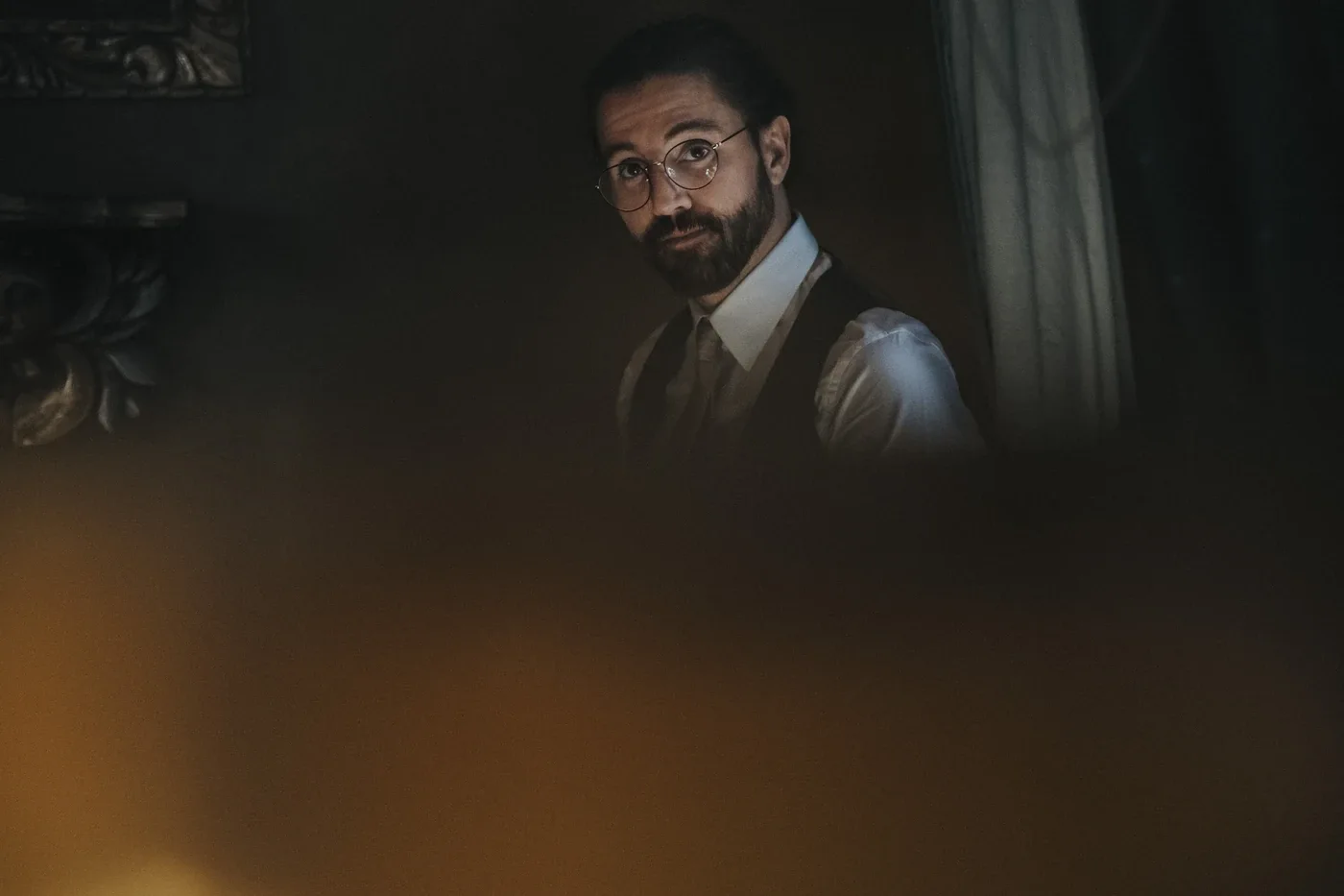Andrew, el novio, en un momento de calma antes de la ceremonia en Casa Pedro Loza