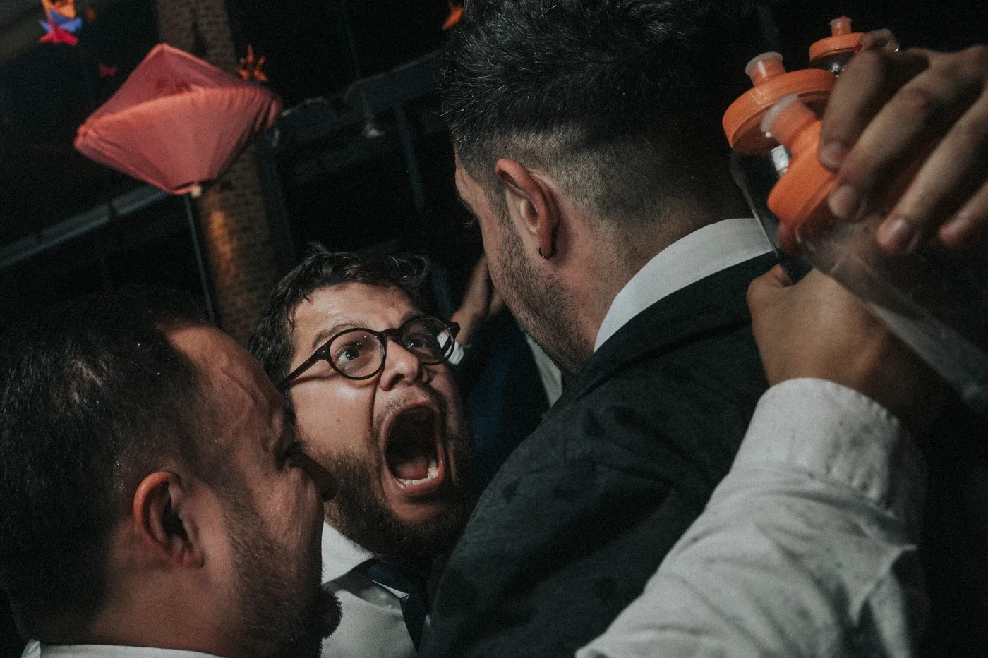 Invitados cantando y gritando de emoción durante la fiesta de la boda
