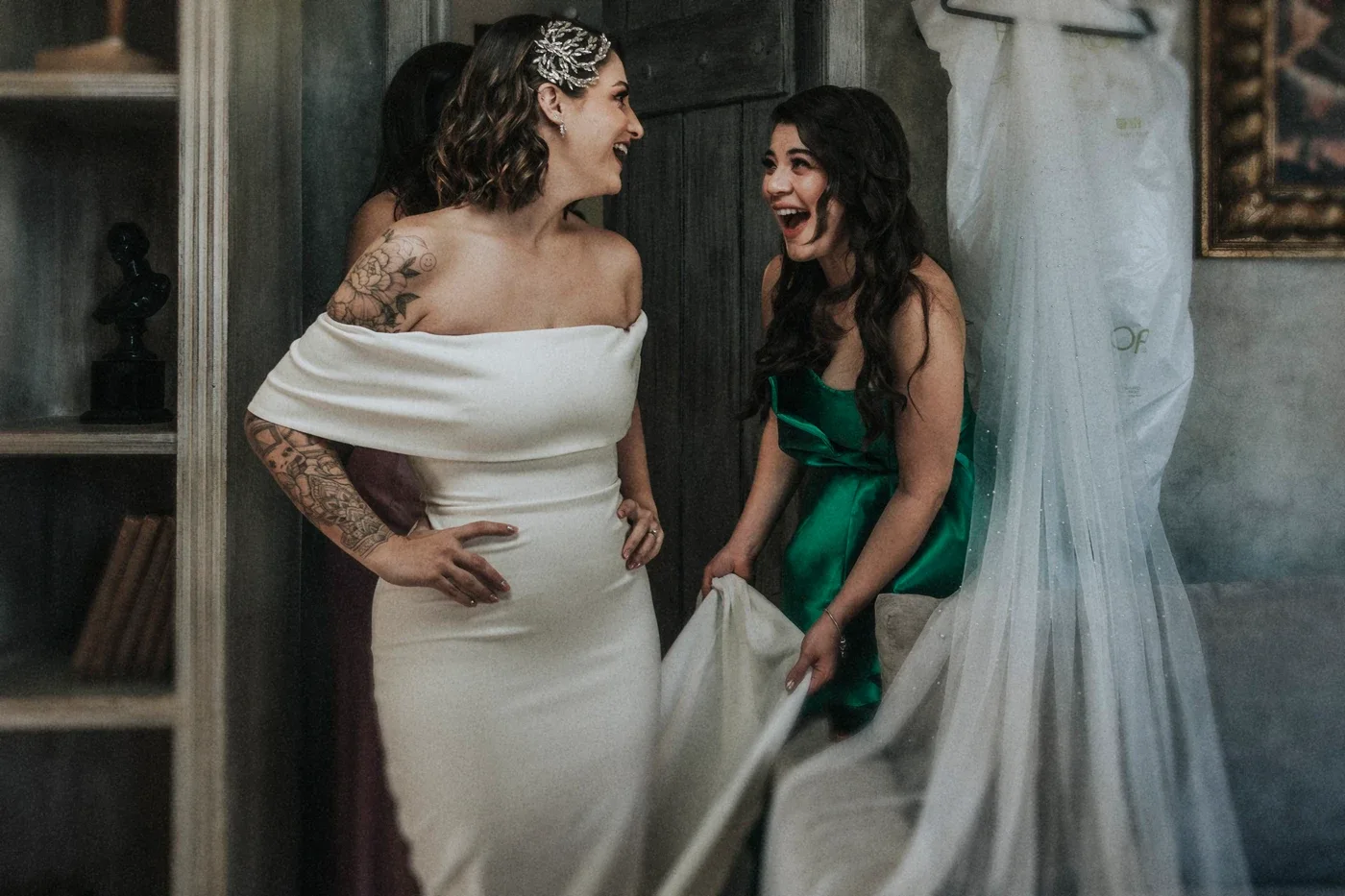 Lucía riendo con una de sus damas de honor momentos antes de la ceremonia