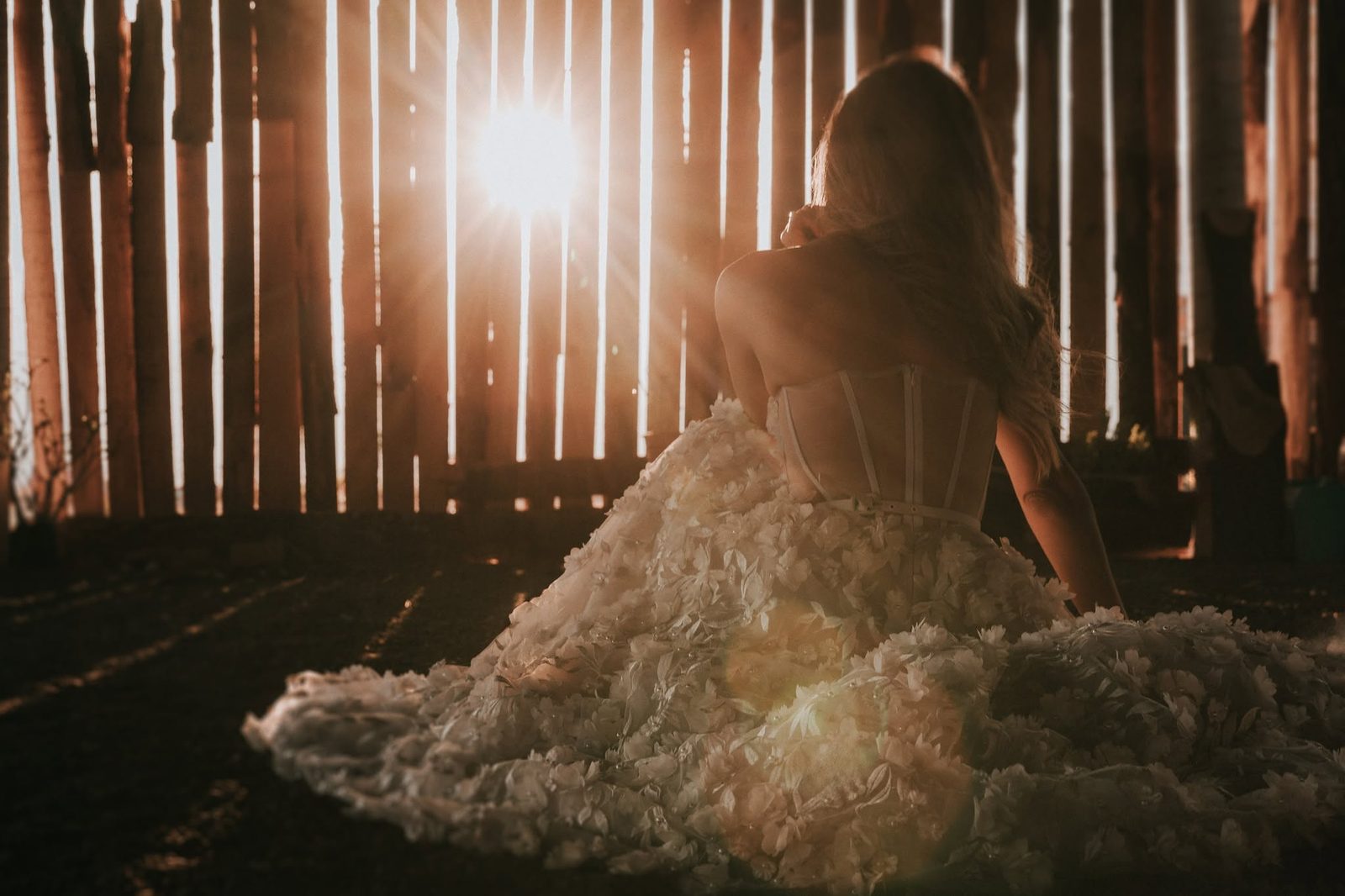 Novia de espaldas con vestido floral a contraluz, fotografía documental de bodas Guadalajara