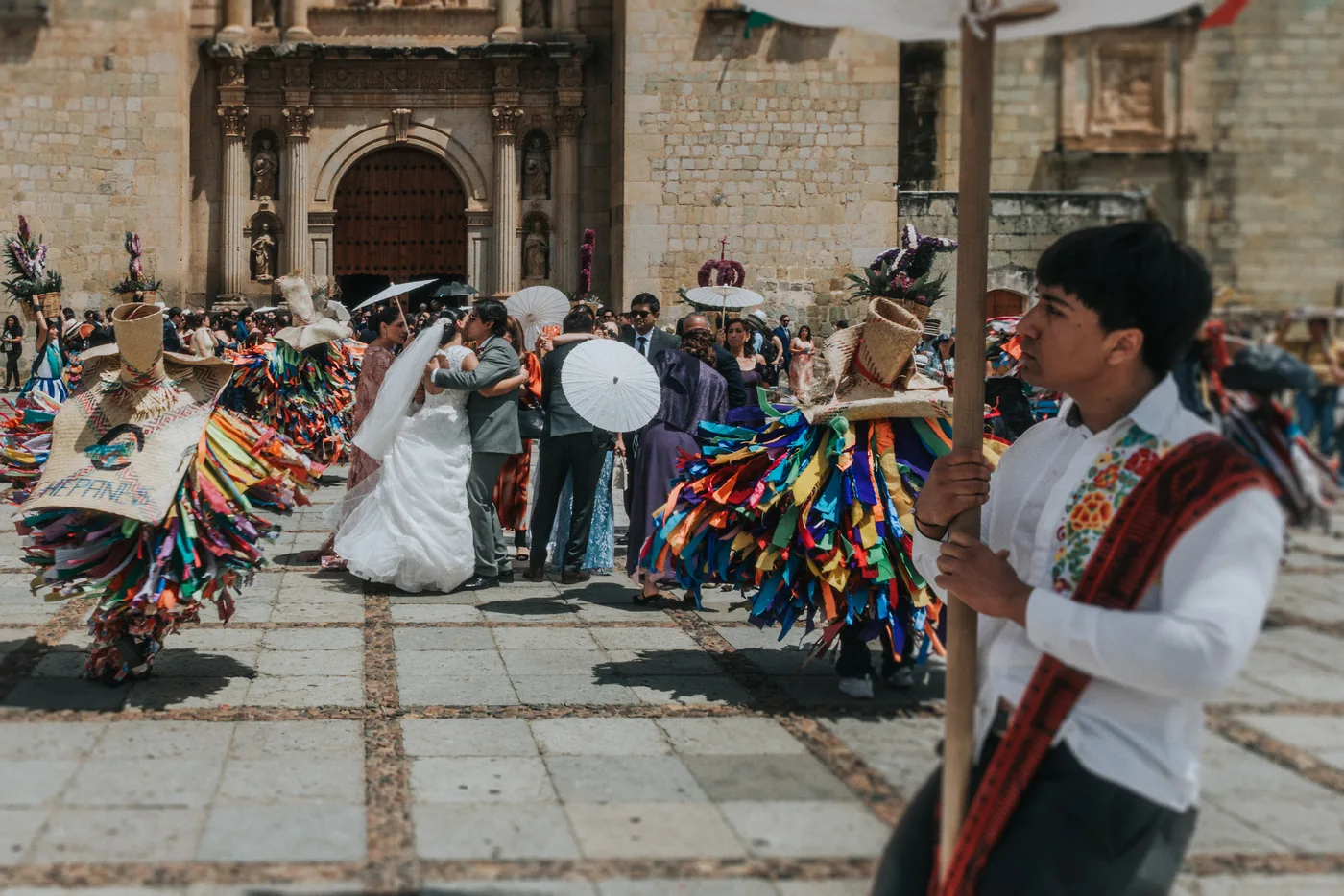 Tiliches cubiertos de tiras de tela de colores giran en el atrio de Santo Domingo mientras la familia abraza a Marla