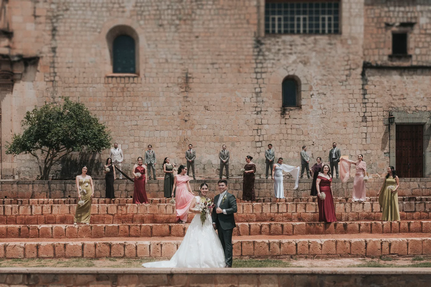 Marla y Edy con su cortejo en las escalinatas de cantera junto al Templo de Santo Domingo