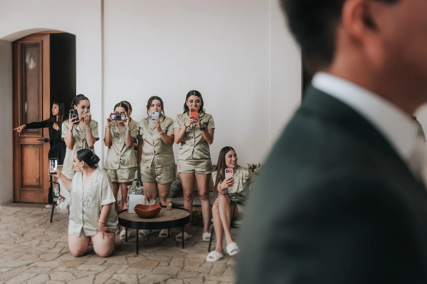 Las damas, en pijama, graban con sus celulares el momento en que Edy ve a Marla vestida en el patio