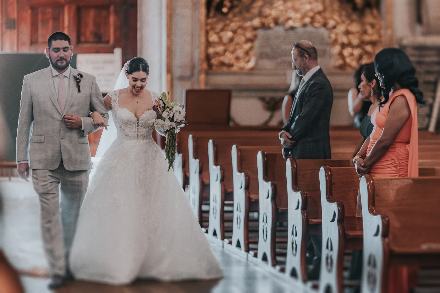Marla entra al Templo de Santo Domingo del brazo de su hermano