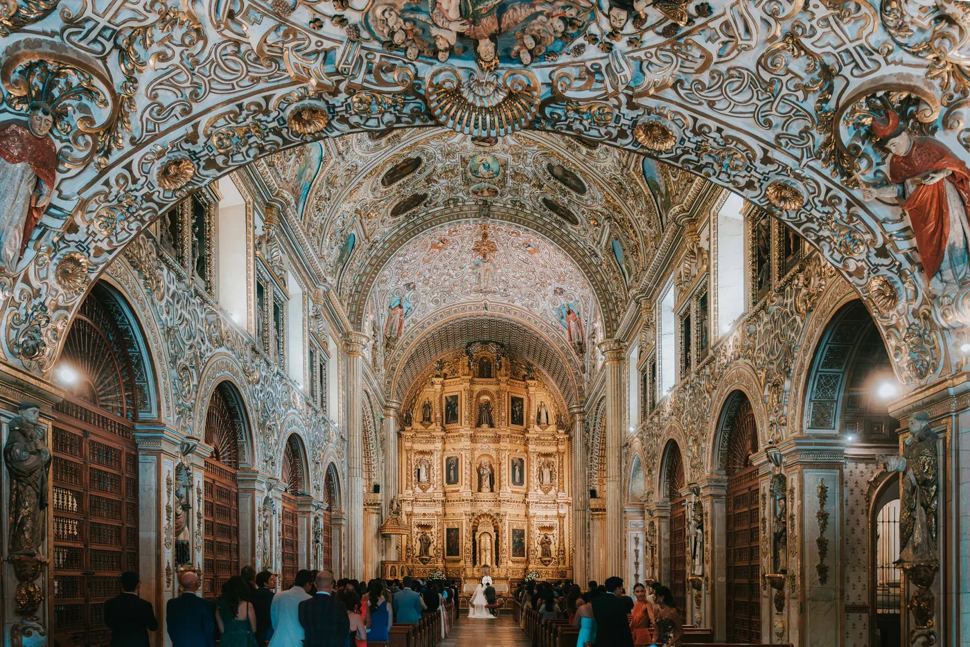 La nave del Templo de Santo Domingo desde la entrada, con la bóveda dorada y el retablo mayor al fondo durante la boda