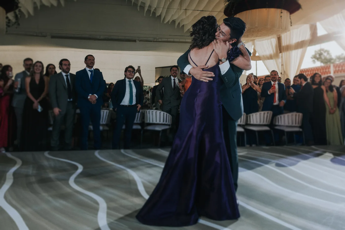 Edy abraza a su mamá en la pista durante la recepción