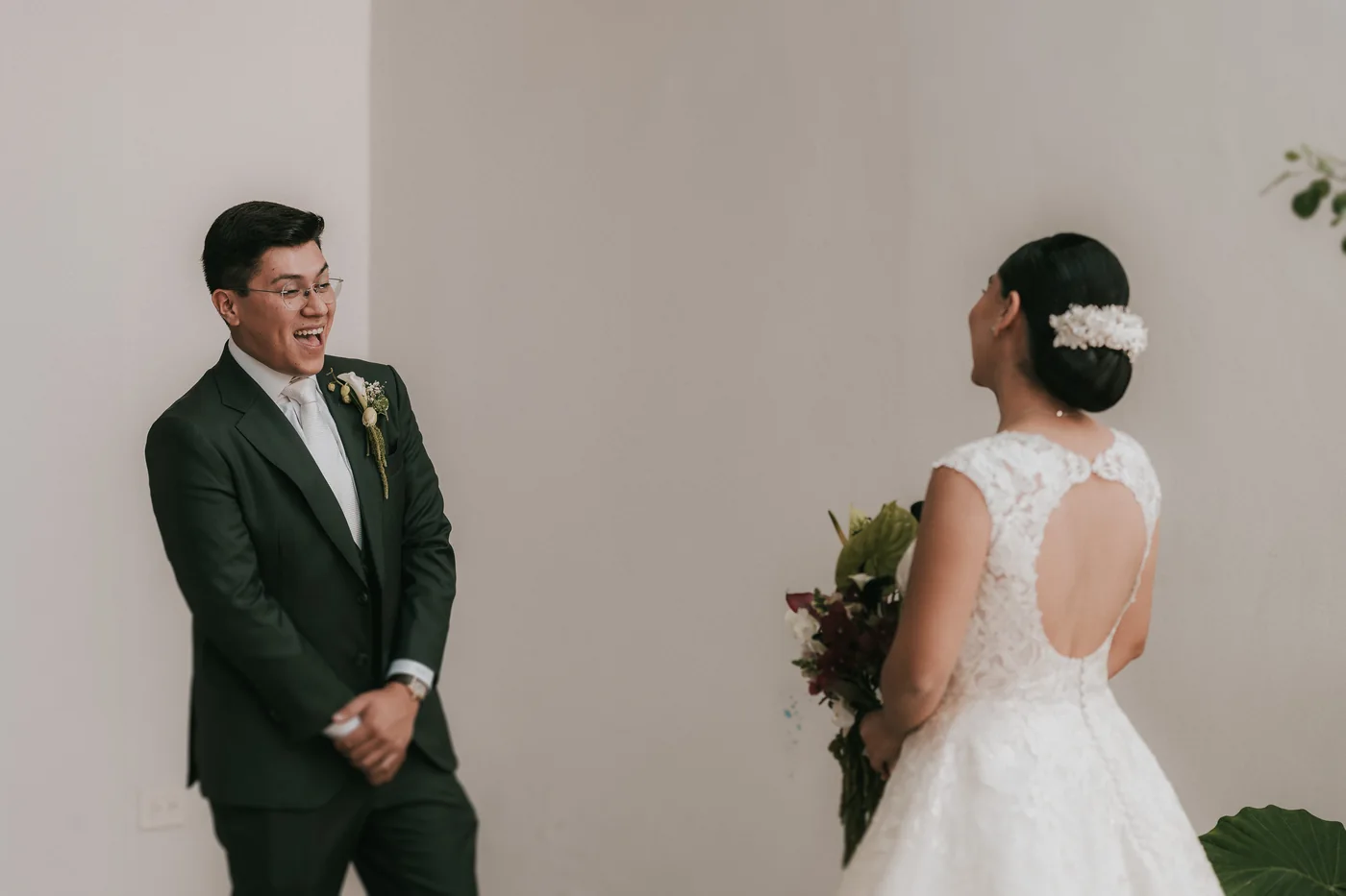Edy se ríe al ver a Marla vestida de novia por primera vez, en el patio del Airbnb
