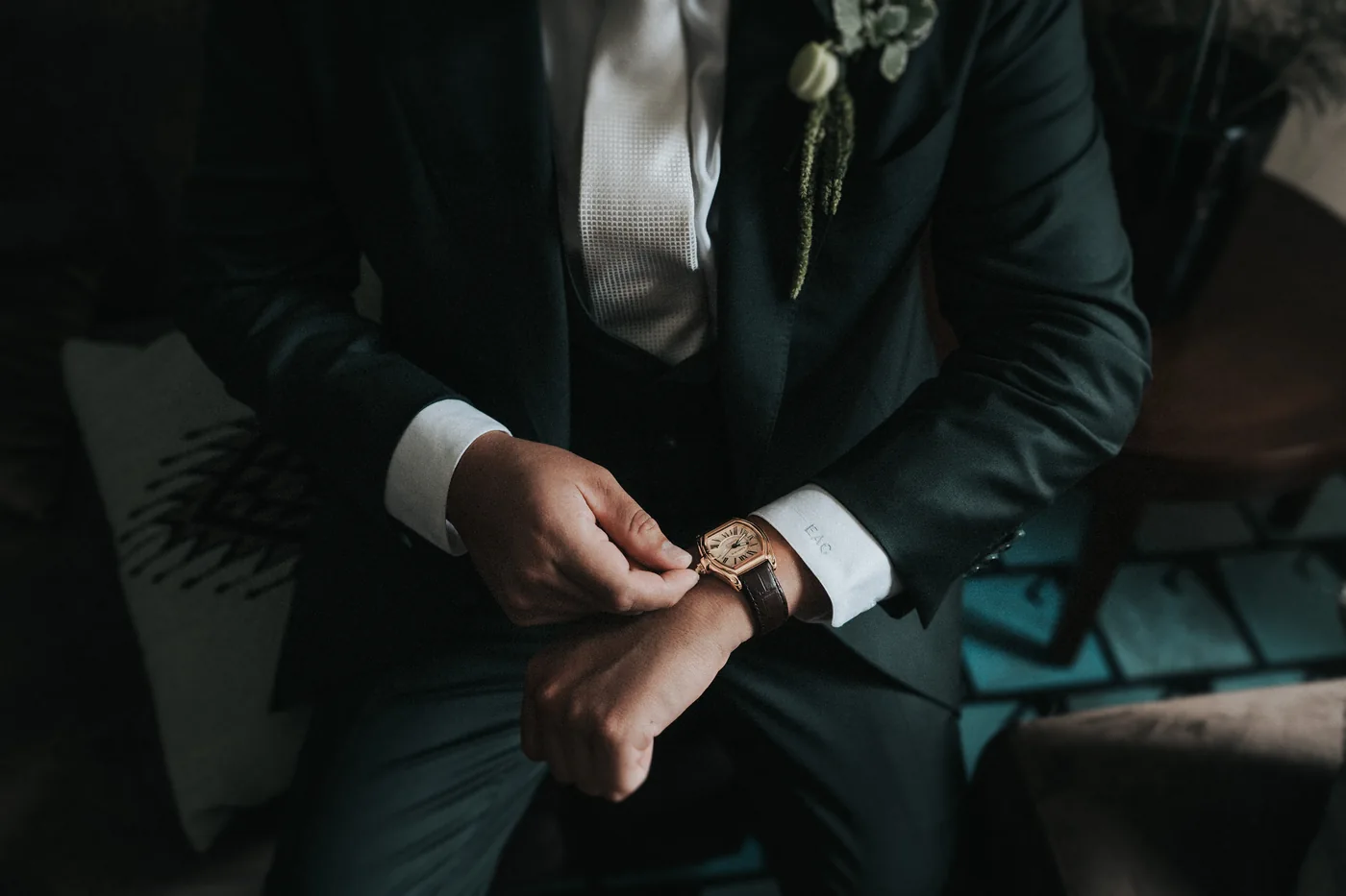 Edy, de traje oscuro, se acomoda el reloj antes de la boda