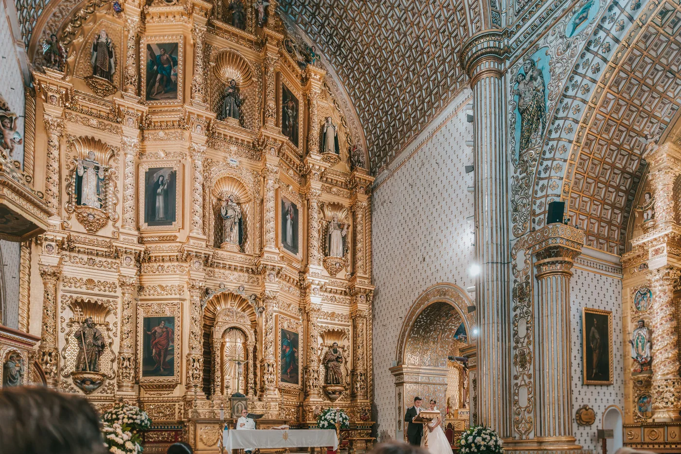 El retablo dorado de Santo Domingo con Marla y Edy, pequeños, frente al altar