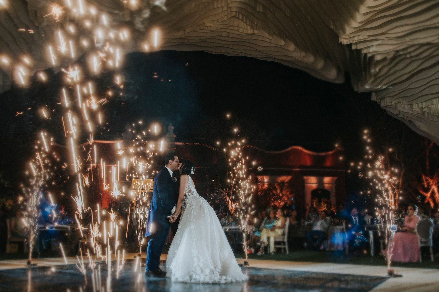 Primer baile de los novios en la recepción, ya de noche, en Oaxaca