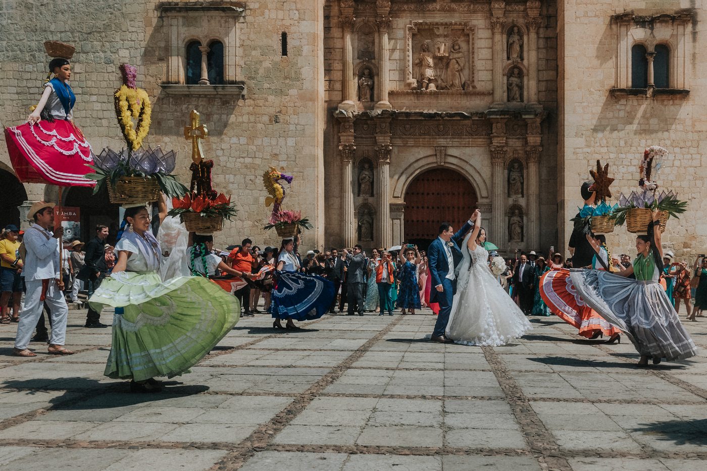 Calenda de boda con bailarinas y monos de calenda en el atrio del templo de Santo Domingo, Oaxaca