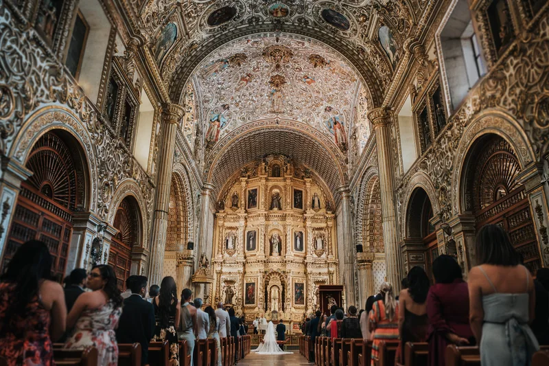 Interior barroco dorado del templo de Santo Domingo de Guzmán durante una boda