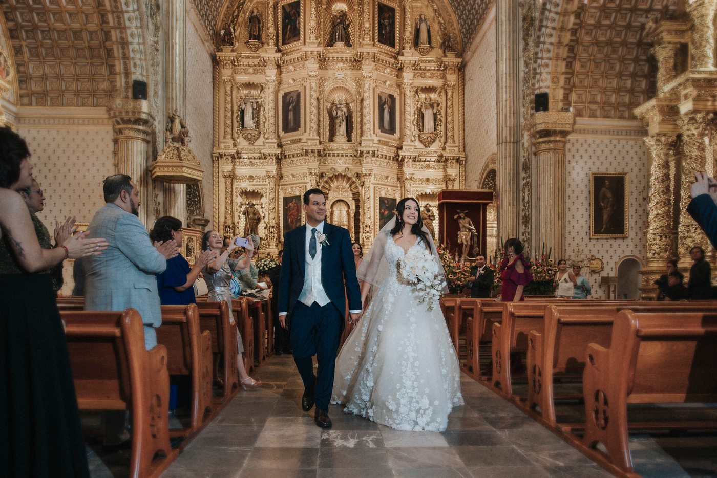 Los novios salen por el pasillo central del Templo de Santo Domingo entre los aplausos de los invitados