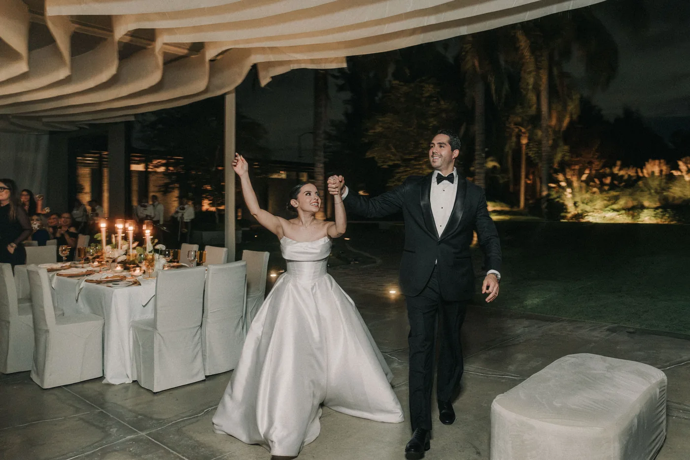 Sofi y Diego entran a la recepción con los brazos en alto