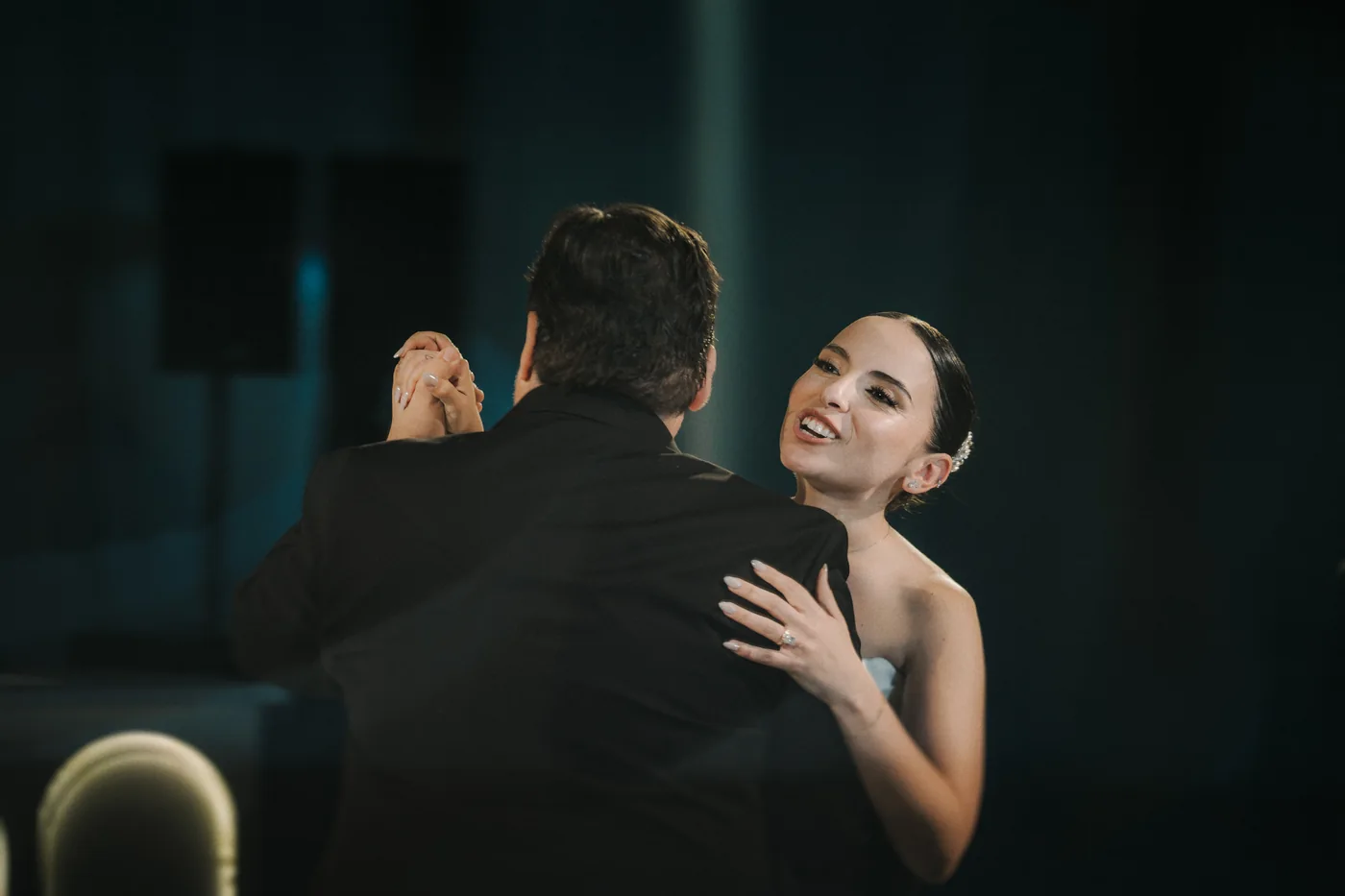 Sofi baila con su papá y sonríe