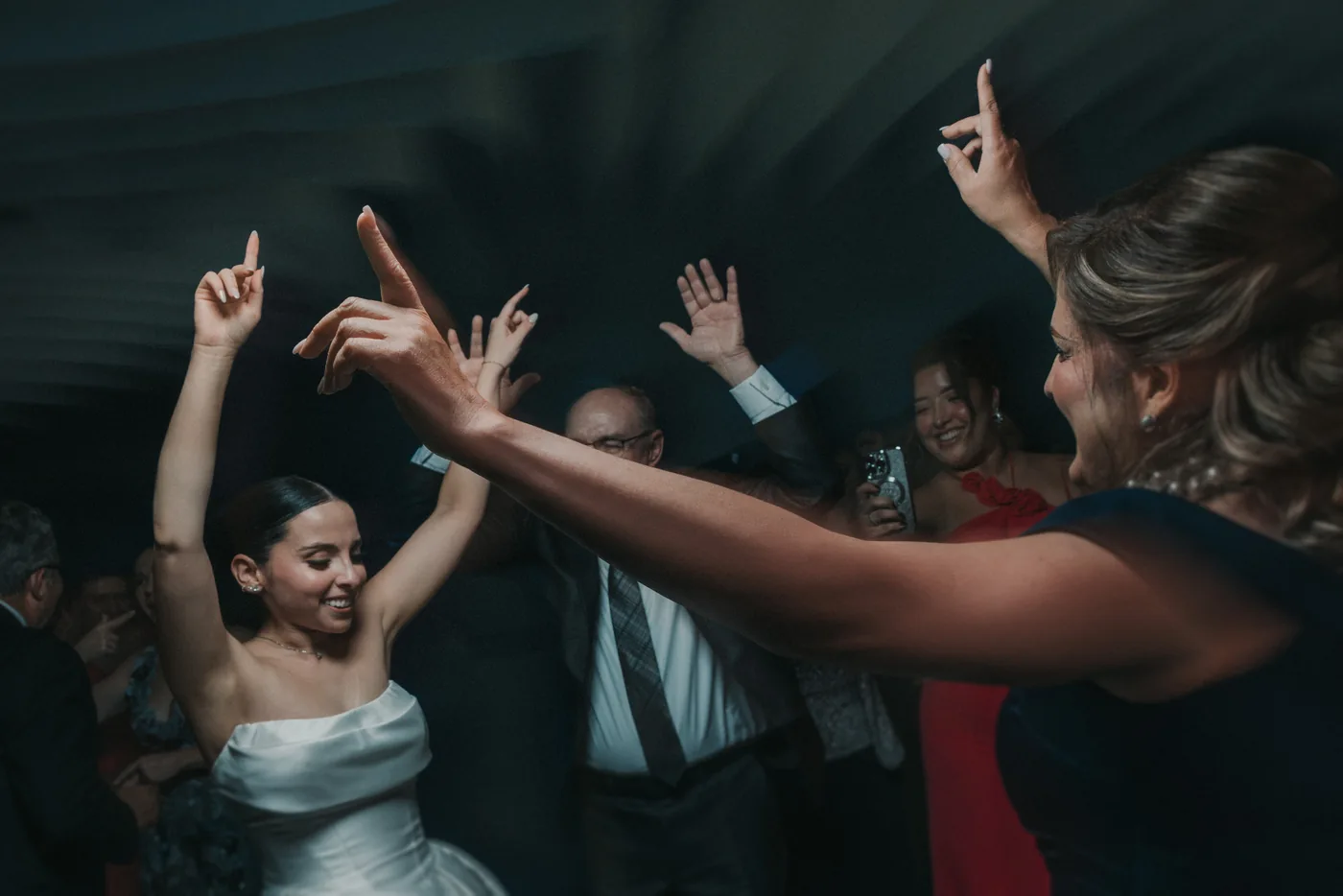 Sofi baila con los brazos en alto entre sus invitados