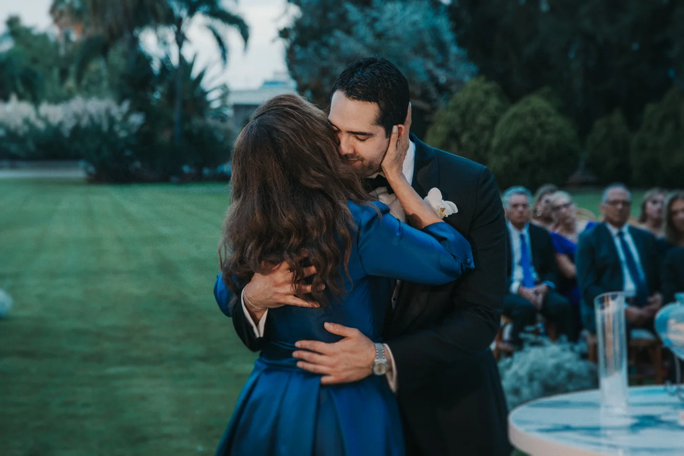 Diego abraza a su mamá durante la ceremonia en el jardín
