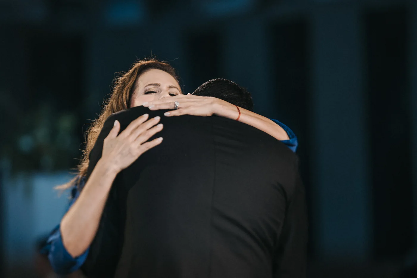 Diego abraza a su mamá en la pista durante su baile