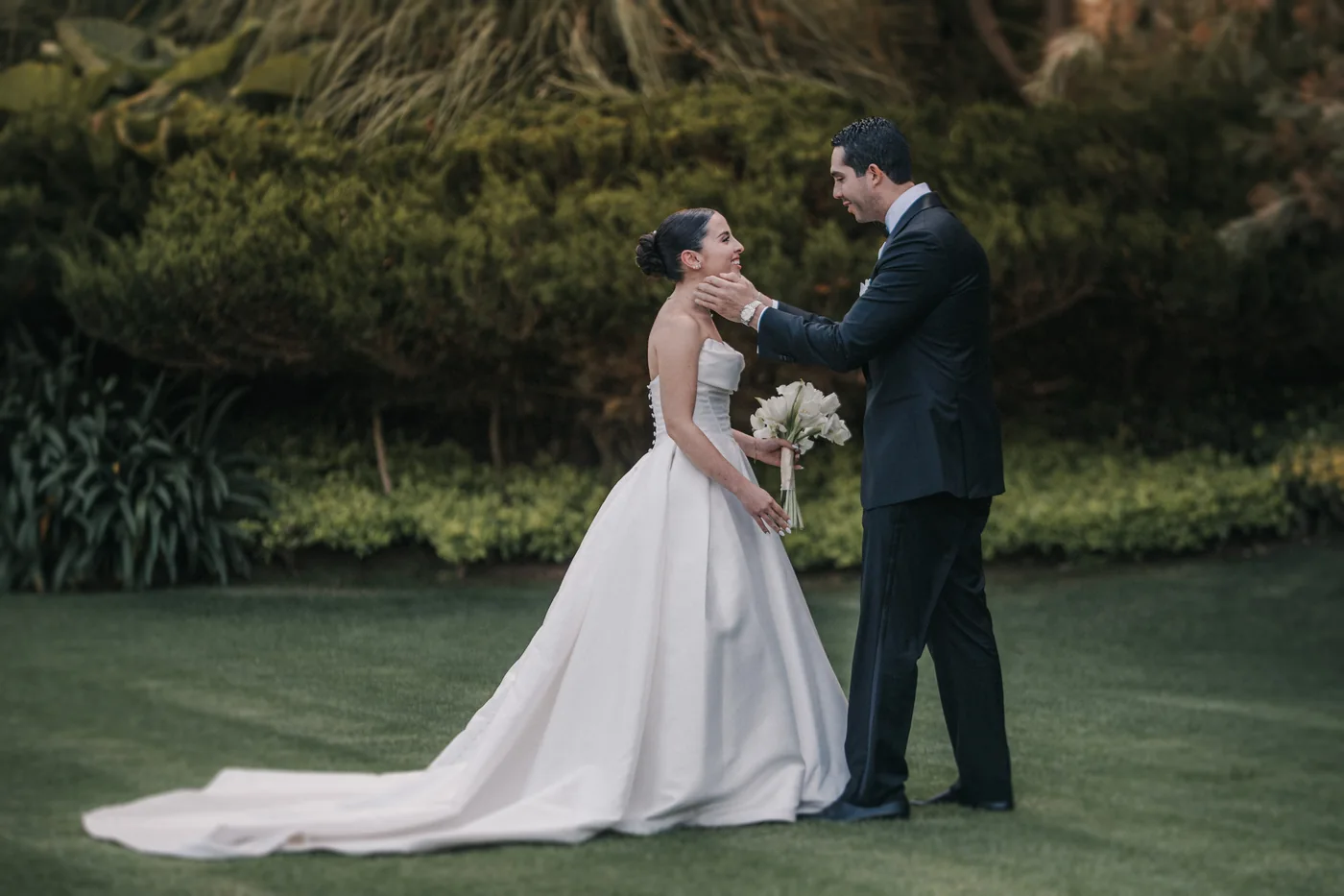 Diego le toma la cara a Sofi en el primer encuentro, frente a los setos del jardín