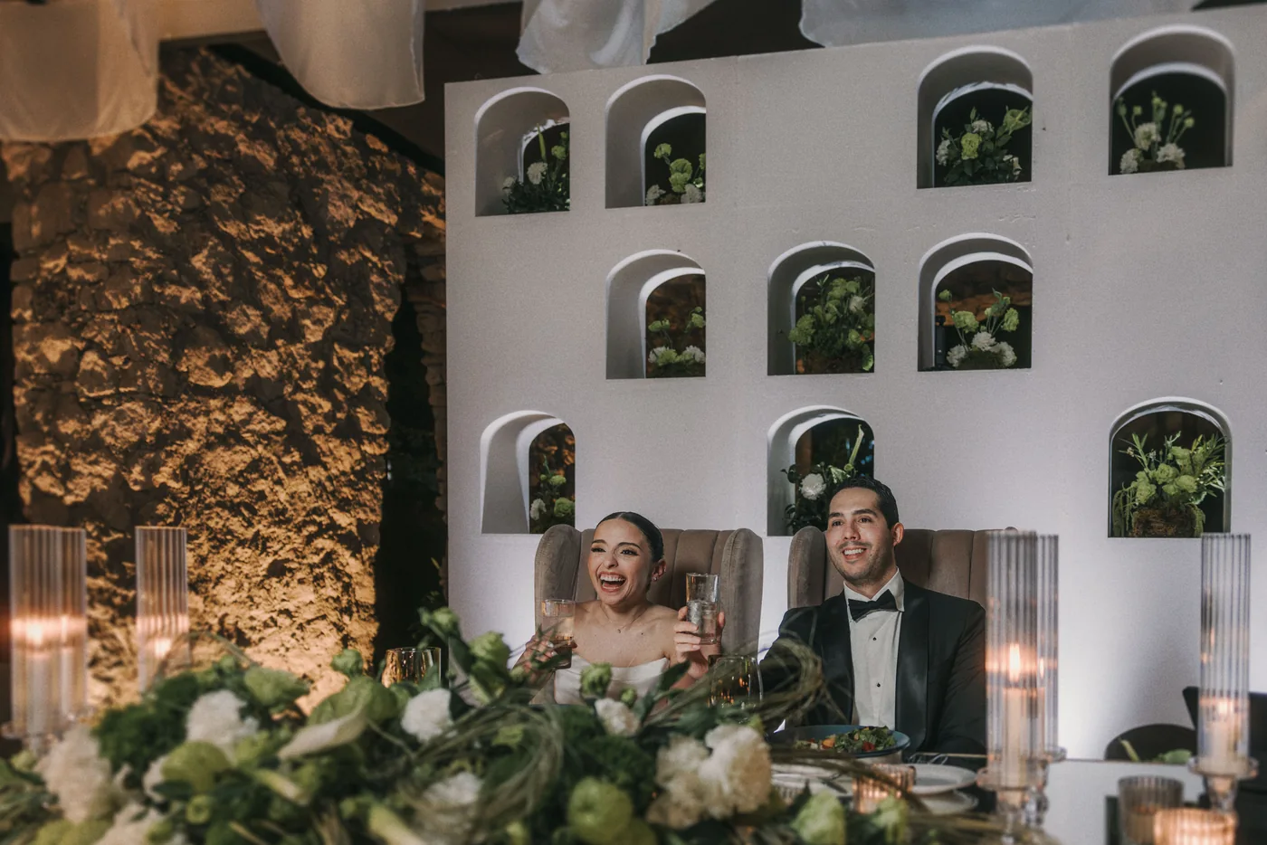 Sofi y Diego se ríen en su mesa durante los brindis