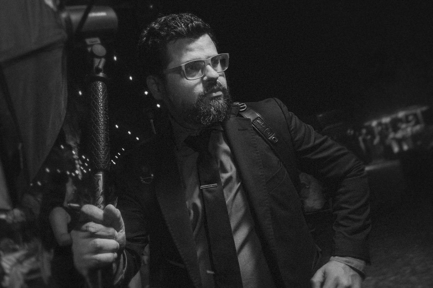 Christian Macías trabajando de noche en una boda, con cámara y flash en la mano