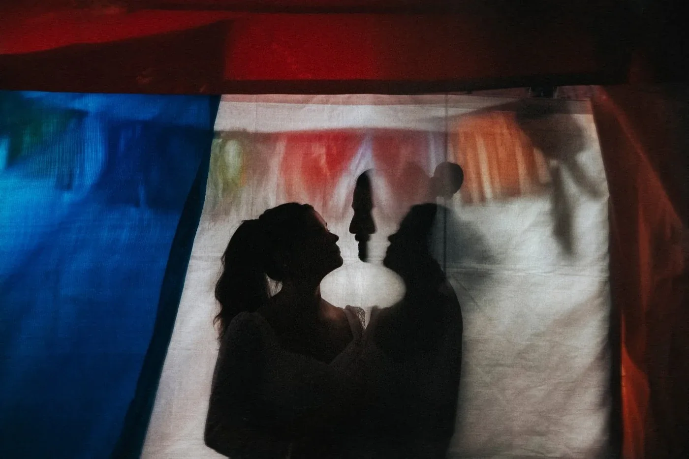 Photographie artistique de mariage, silhouettes d'un couple — photographe de mariage documentaire