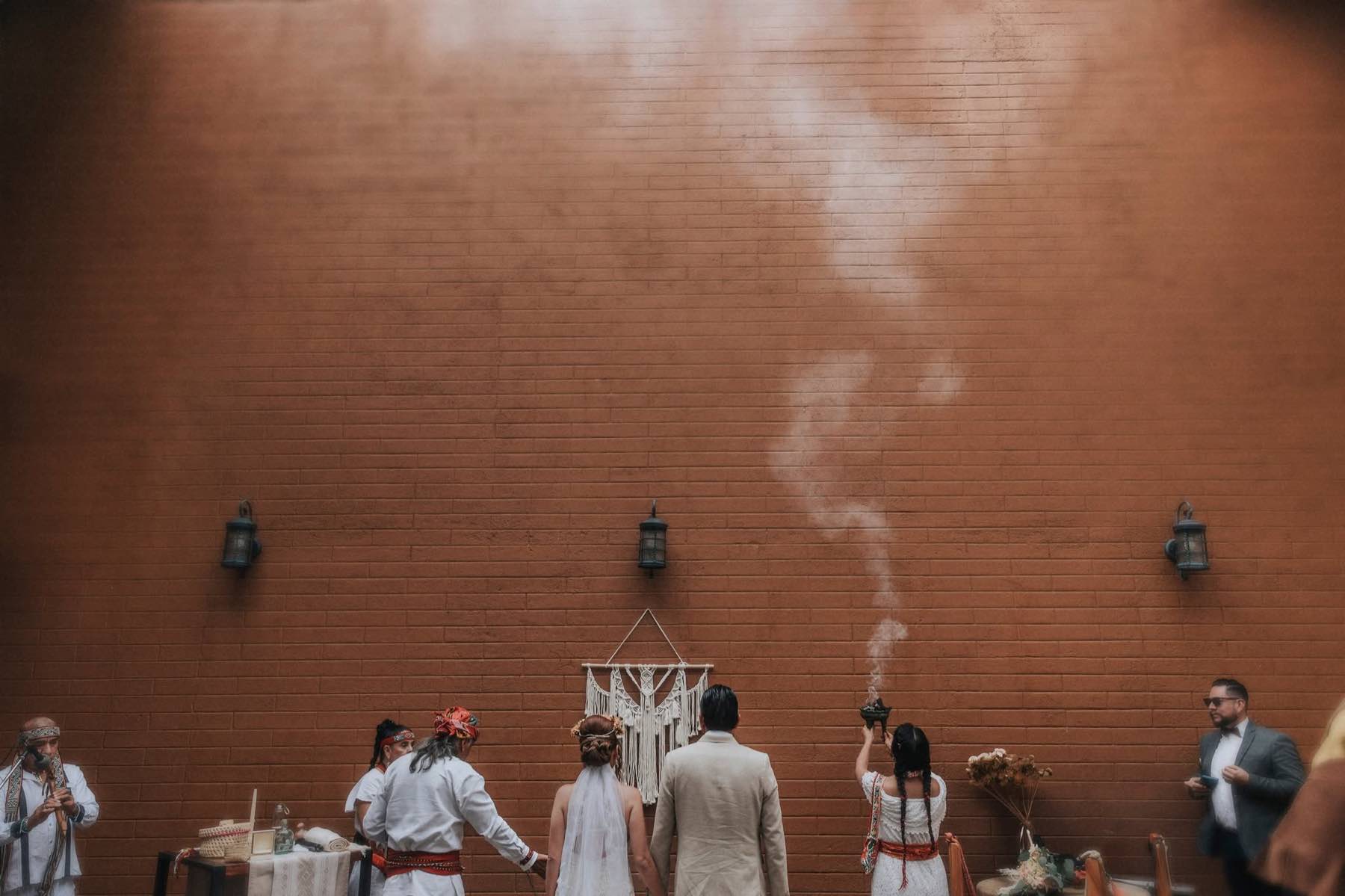 Photographie documentaire de mariage avec rituel de copal