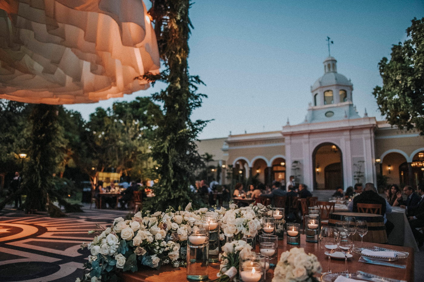 Cena de boda al atardecer en la plazoleta de Hacienda El Centenario