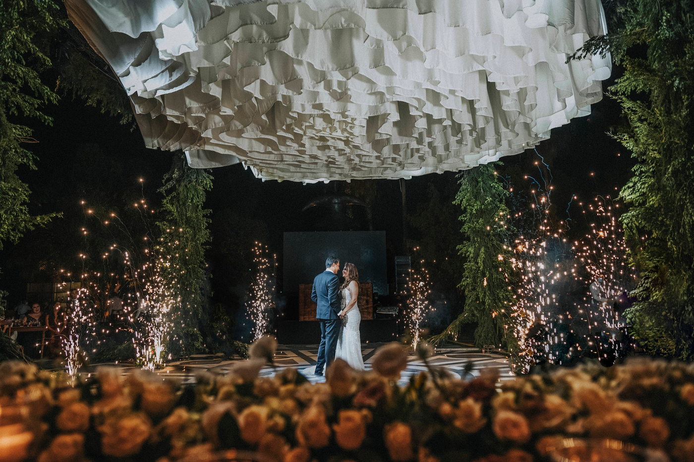 Primer baile de los novios con pirotecnia fría en Hacienda El Centenario