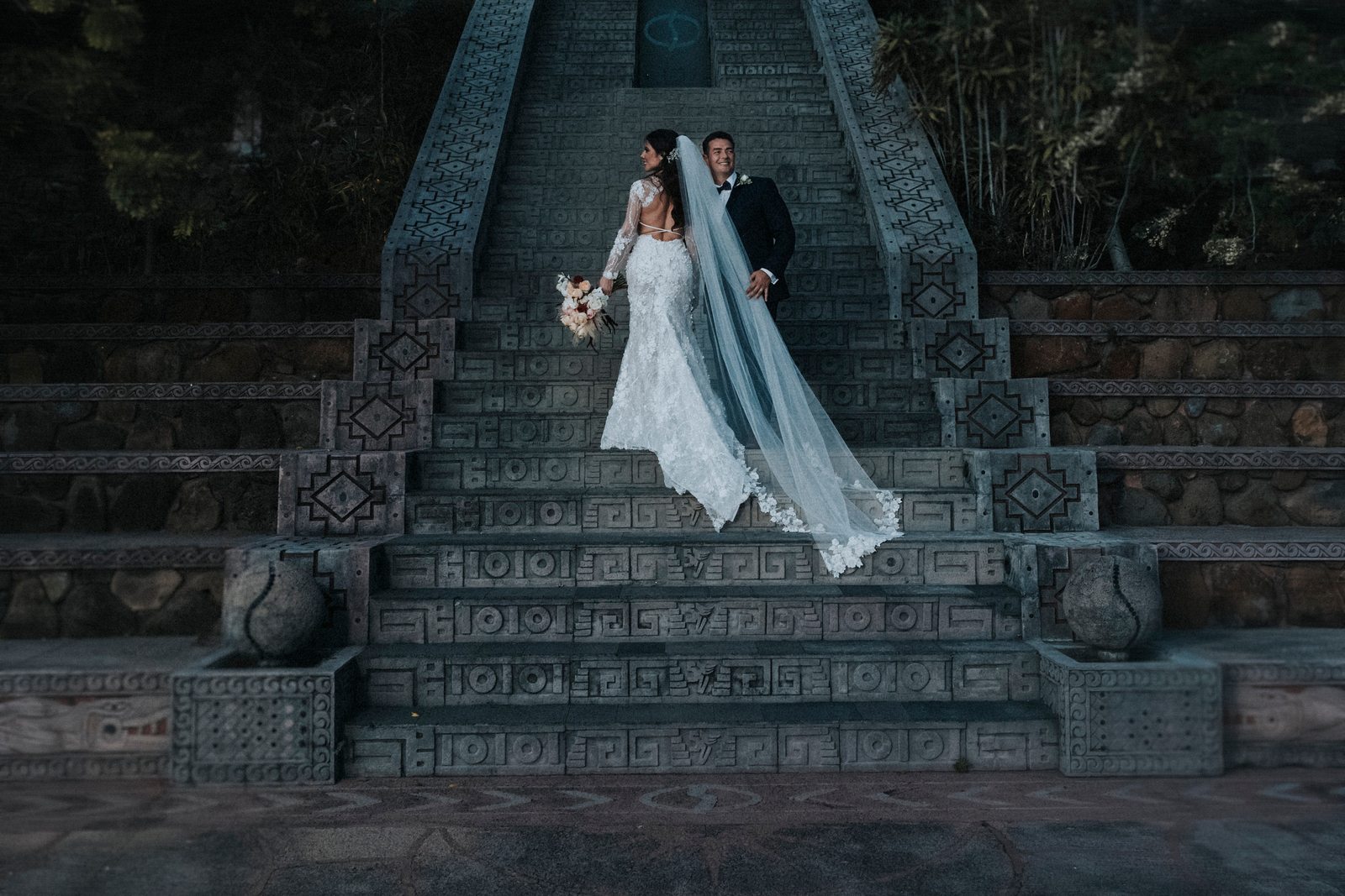Novios sobre la piedra labrada con motivos mayas de Monte Coxala