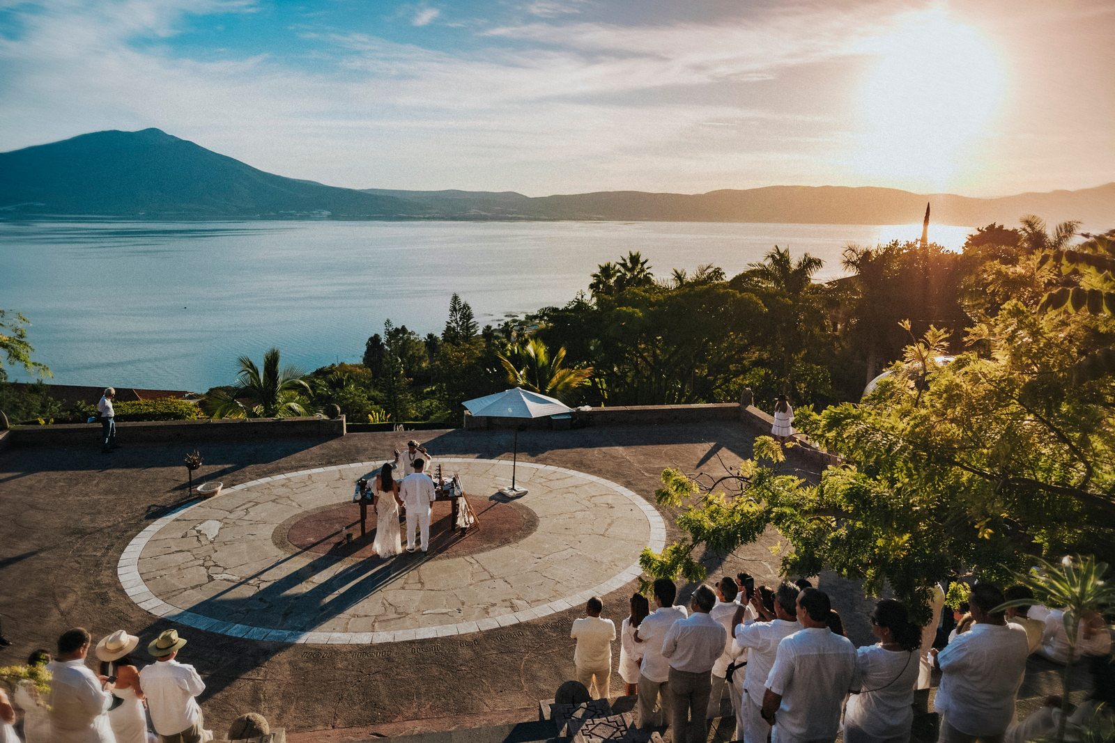 Ceremonia civil en una plazoleta circular de Monte Coxala mientras se pone el sol sobre el lago